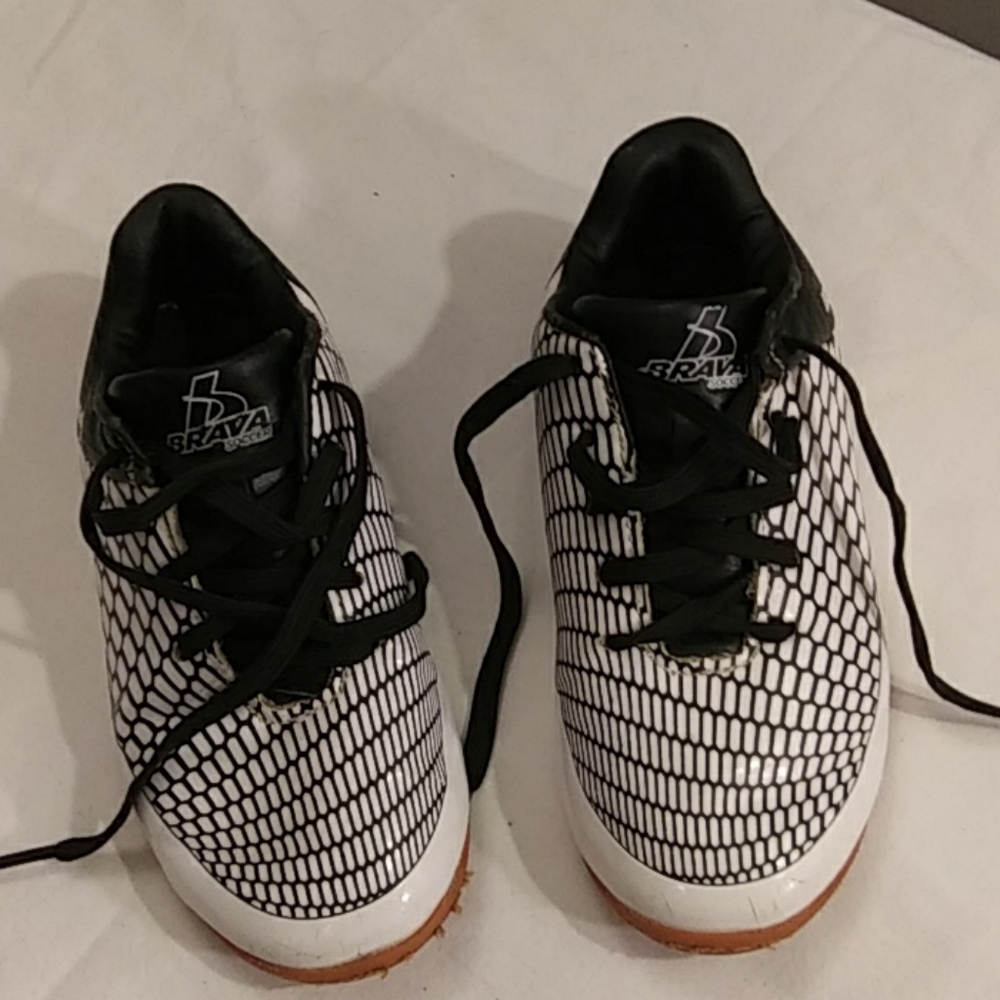 Youth indoor soccer shoes